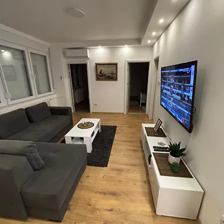 Vanja 2 アパート ヴルシャツ